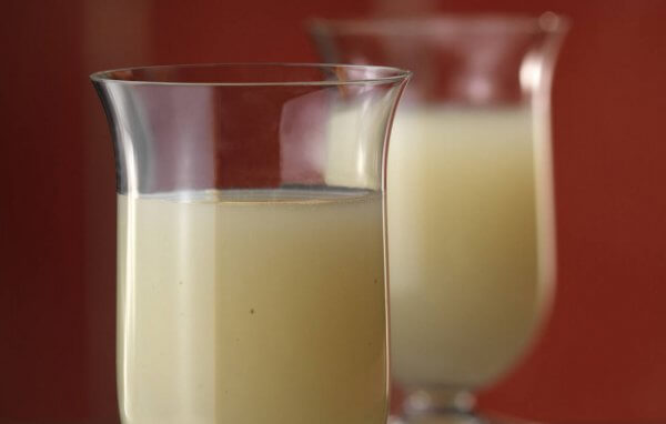 Pear puree on a red background in a glass