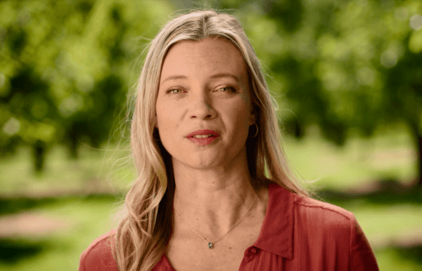 USA Pears Announces Official Start of Northwest Pear Season with Actress Amy Smart as Celebrity Spokesperson